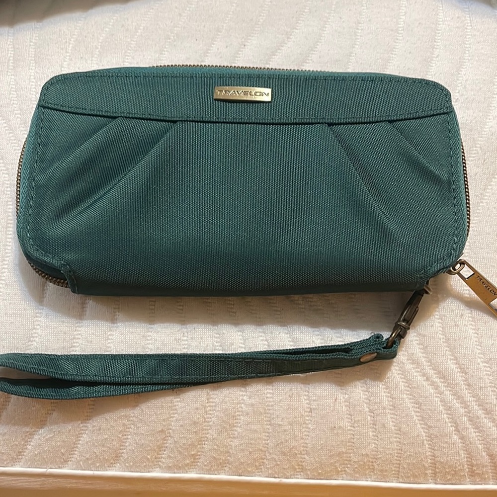 Travelon wallet➡️wristlet